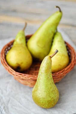 Masanın üzerinde olgunlaşmış taze yeşil armut  