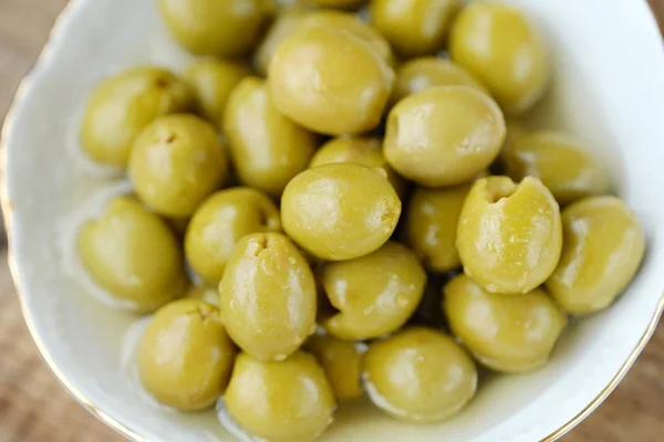 Heerlijke Groene Olijven Kom Tafel — Stockfoto