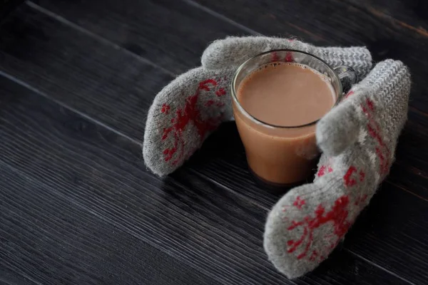 Leckere Dicke Heiße Schokolade Und Strickhandschuhe — Stockfoto