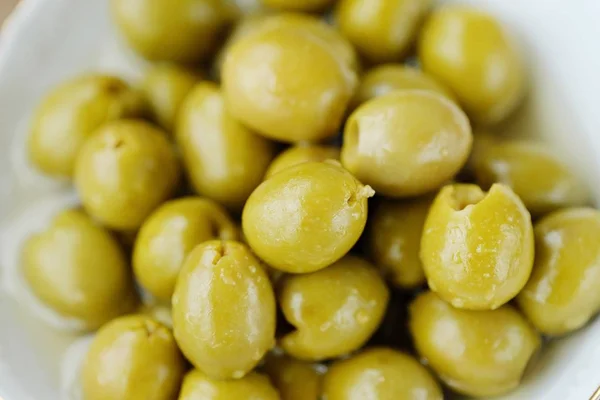 Délicieuses Olives Vertes Dans Bol Sur Table — Photo