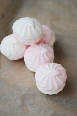 Lezzetli marshmallow ile masaya çilek kremsi tat  