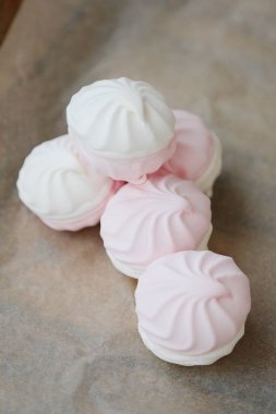 Lezzetli marshmallow ile masaya çilek kremsi tat