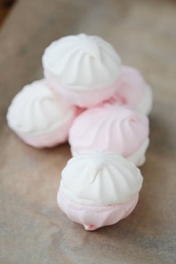 Lezzetli marshmallow ile masaya çilek kremsi tat