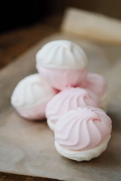 Delizioso Marshmallow Con Gusto Cremoso Alla Fragola Sul Tavolo — Foto Stock