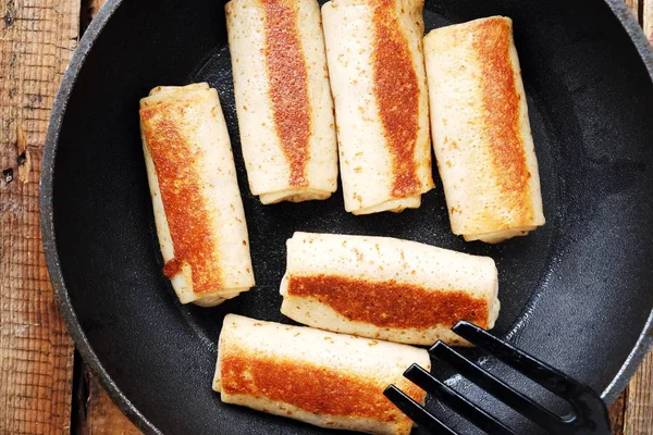 Frische Pfannkuchen Mit Fleisch Der Pfanne — Stockfoto