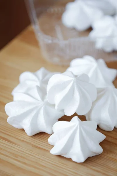 Beyaz taze lezzetli meringues ahşap tablo  