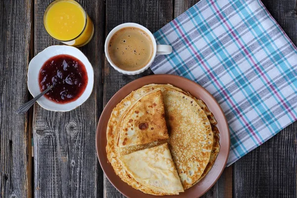 Frische Pfannkuchen Mit Erdbeermarmelade Kaffee Und Saft — Stockfoto