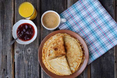 Çilek reçeli, kahve ve meyve suyu ile taze gözleme  