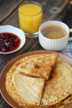 Çilek reçeli, kahve ve meyve suyu ile taze gözleme  