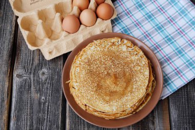 Taze gözleme ve ahşap bir masa üzerinde yumurta  