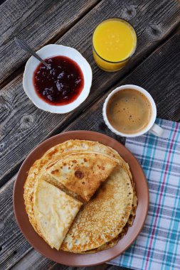 Çilek reçeli, kahve ve meyve suyu ile taze gözleme  
