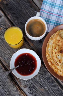 Çilek reçeli, kahve ve meyve suyu ile taze gözleme  