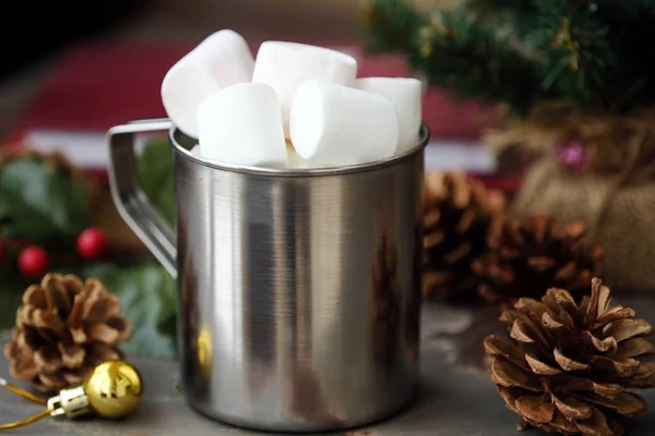 Köstlicher Heißer Kakao Mit Marshmallow Auf Weihnachtlichem Hintergrund — Stockfoto