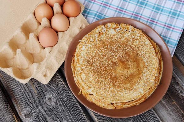 Frische Pfannkuchen Und Eier Auf Einem Holztisch — Stockfoto