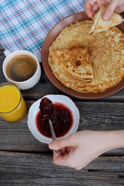 Frische Pfannkuchen Mit Erdbeermarmelade Kaffee Und Saft — Stockfoto