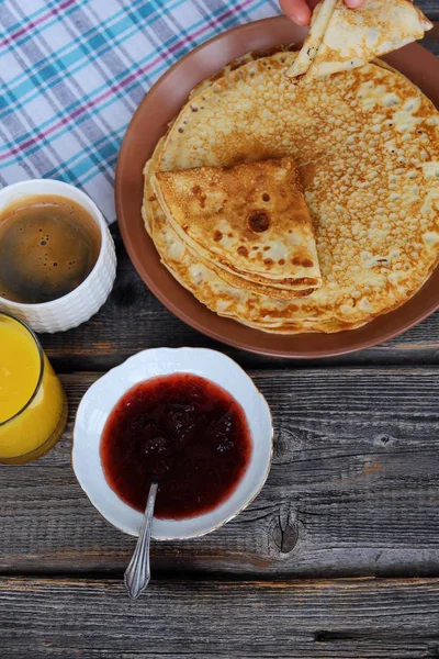 Çilek reçeli, kahve ve meyve suyu ile taze gözleme  