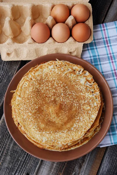 Frische Pfannkuchen Und Eier Auf Einem Holztisch — Stockfoto