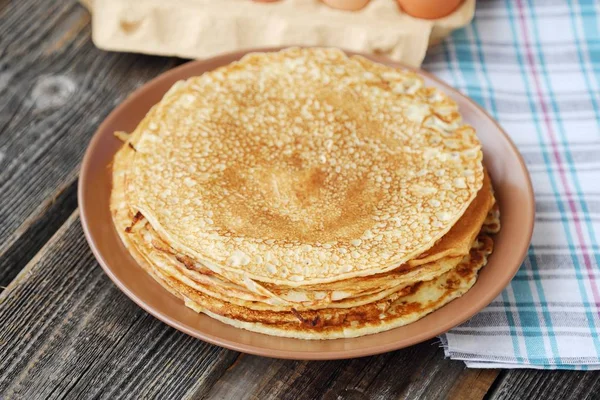 Taze gözleme ve ahşap bir masa üzerinde yumurta  