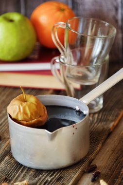 Apple ve baharatlar ile taze mulled şarap  