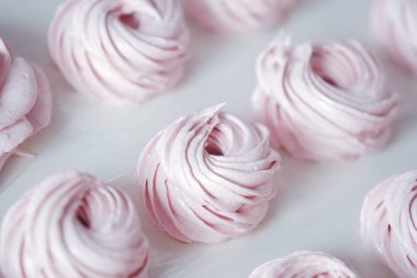 Taze tatlı berry marshmallow masada 