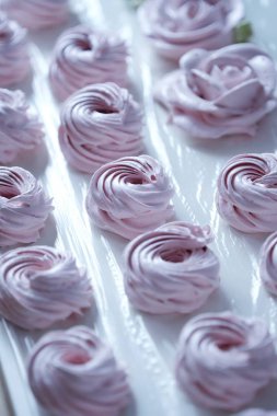 Taze tatlı berry marshmallow masada 