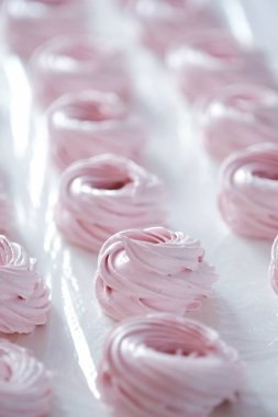 Taze tatlı berry marshmallow masada 