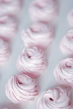 Taze tatlı berry marshmallow masada 