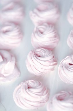 Taze tatlı berry marshmallow masada 