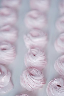 Taze tatlı berry marshmallow masada 