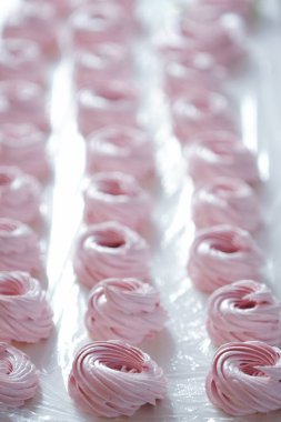 Taze tatlı berry marshmallow masada 