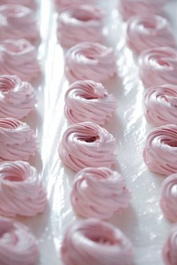 Taze tatlı berry marshmallow masada 