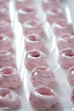 Taze tatlı berry marshmallow masada 