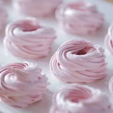 Taze tatlı berry marshmallow masada 