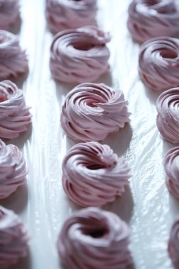 Taze tatlı berry marshmallow masada 