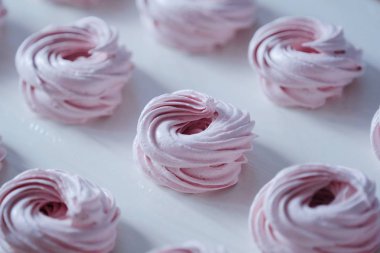 Taze tatlı berry marshmallow masada 