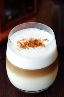Tarçın bir cam ile lezzetli kahve latte
