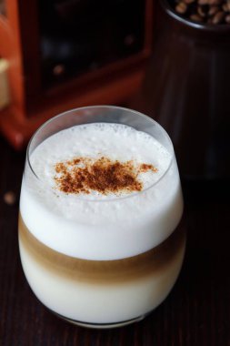 Tarçın bir cam ile lezzetli kahve latte
