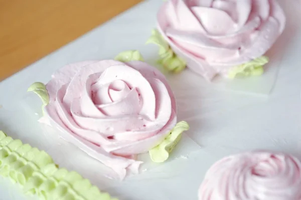 Deliziosi Marshmallow Bacche Dessert Freschi Sul Tavolo — Foto Stock