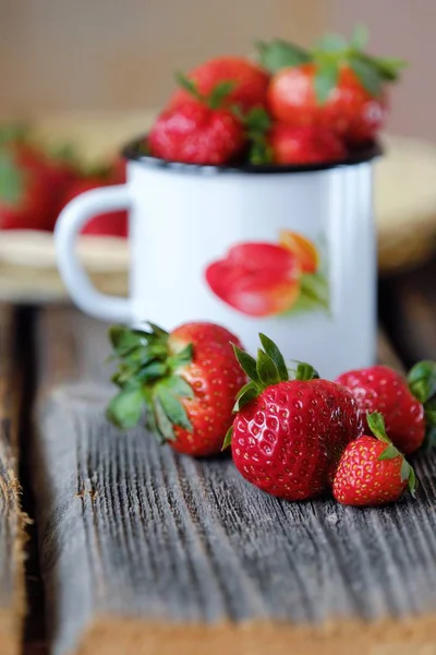 Morango Suculento Fresco Uma Bela Caneca Mesa — Fotografia de Stock