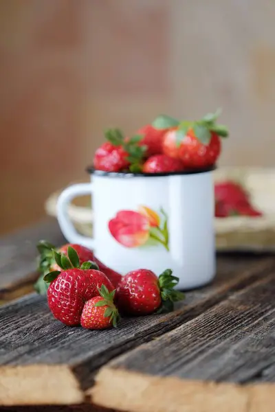 Morango Suculento Fresco Uma Bela Caneca Mesa — Fotografia de Stock