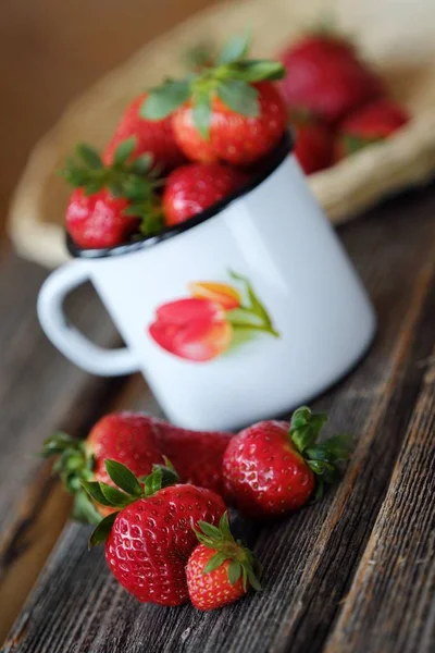 Morango Suculento Fresco Uma Bela Caneca Mesa — Fotografia de Stock