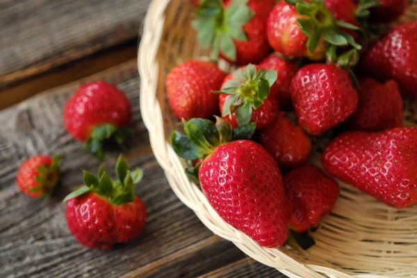 Verse Sappige Aardbeien Een Houten Mand Tafel — Stockfoto