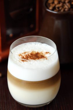 Tarçın bir cam ile lezzetli kahve latte 