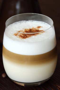 Tarçın bir cam ile lezzetli kahve latte 