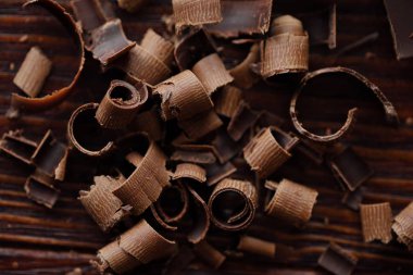 Lezzetli çikolata kahverengi bir arka plan üzerinde 