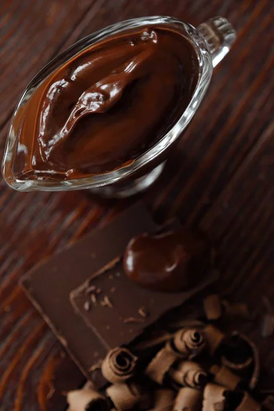 Вкусный Горячий Шоколад Стакане Коричневом Фоне — стоковое фото