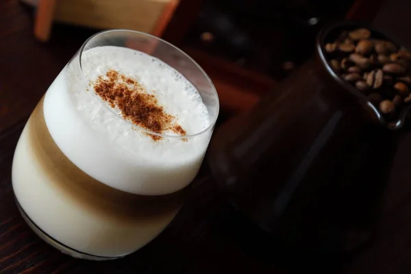 ガラスのシナモンおいしいコーヒー カフェラテ — ストック写真