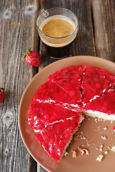 Taze çilekli turta ve kahve masada 