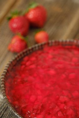 Taze Çilekli pasta ve masanın üzerine çilek 