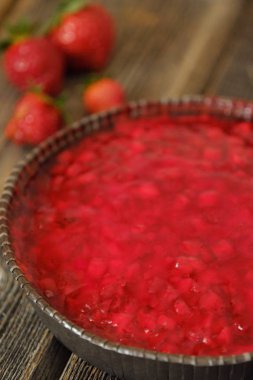 Taze Çilekli pasta ve masanın üzerine çilek 